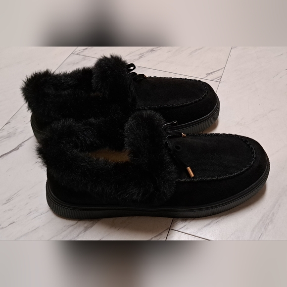 Black fuzzy moccasins, size 42, no brand tag. New condition - Picture 2 of 5